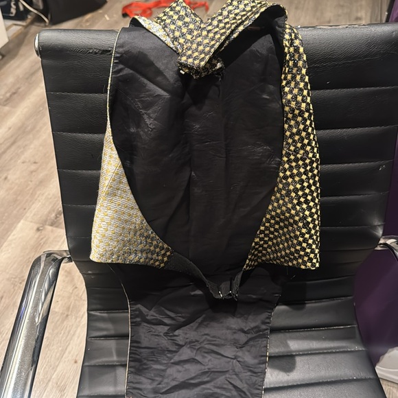 VEST - Picture 2 of 4